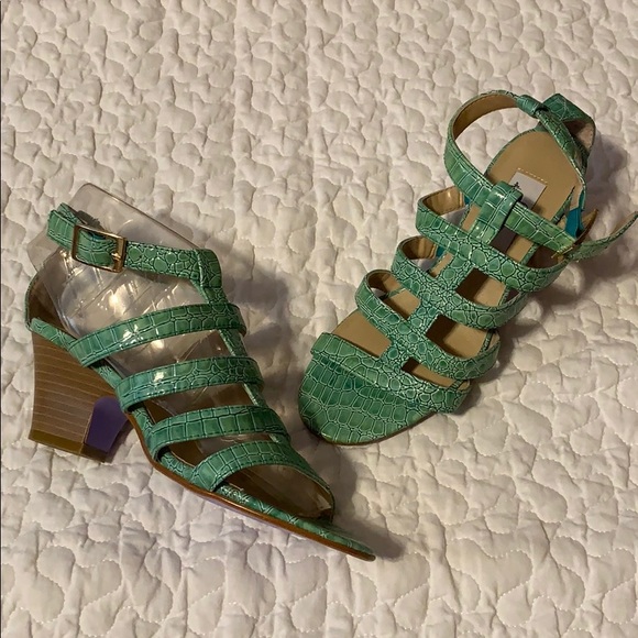 ❗️FREE Strappy sandals MUST BUNDLE Reptile print patent - Picture 4 of 9